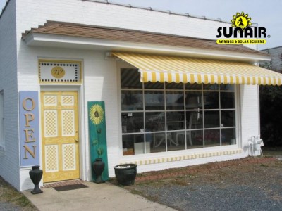 Sunair%20retractable%20awning%20on%20store%20front.JPG